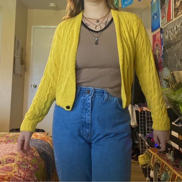 vintage cropped yellow cardigan with button details! 💟🪩 - Picture 2 of 4